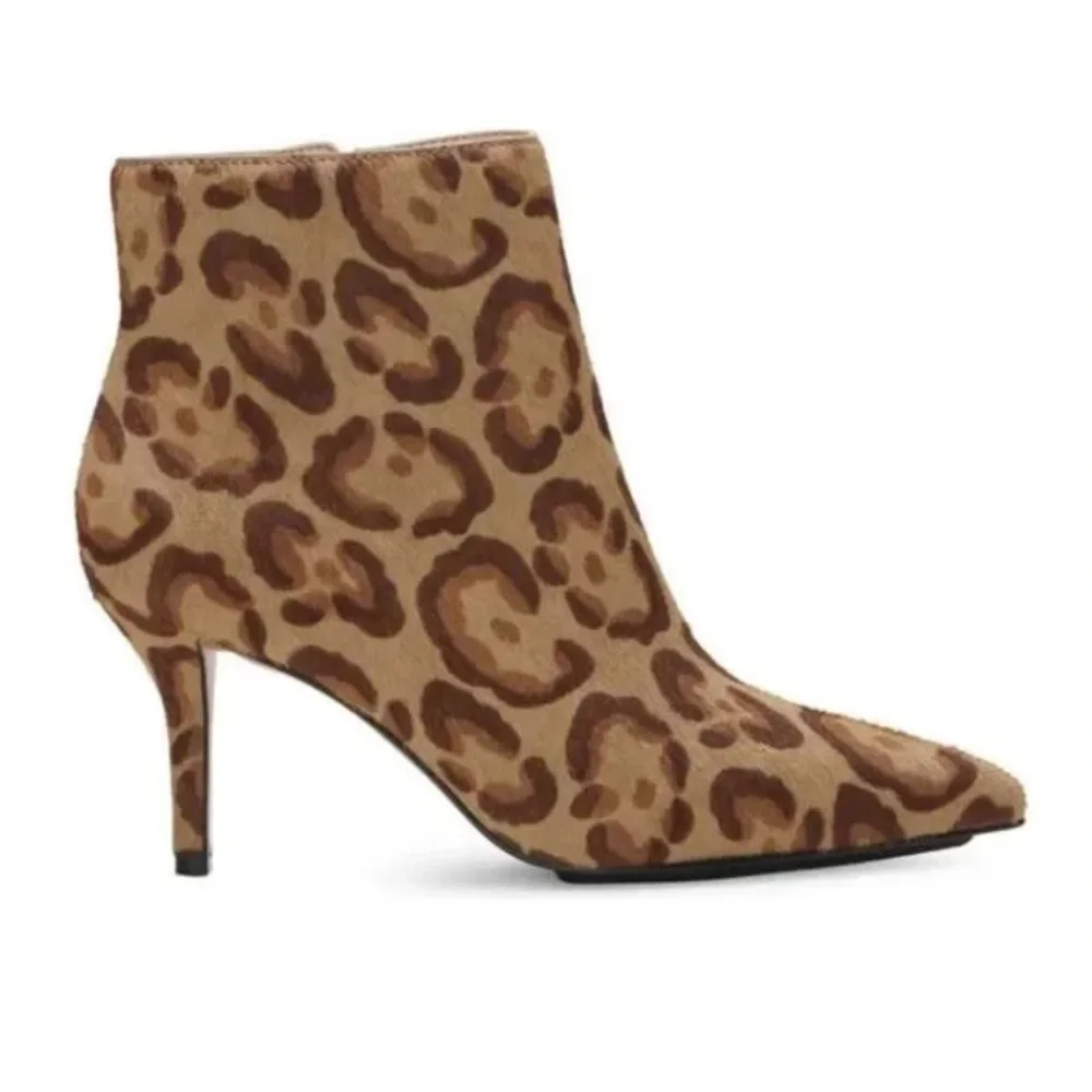 Vince Camuto Cheetah Print Pointed toe Ankle Boots size 5